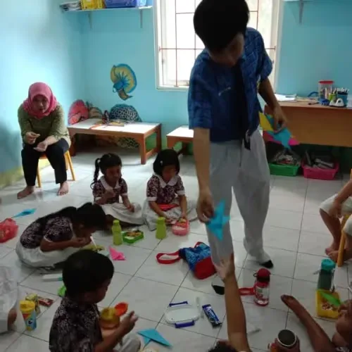 Kunjungan sosial siswa Krista Mitra ke panti anak
