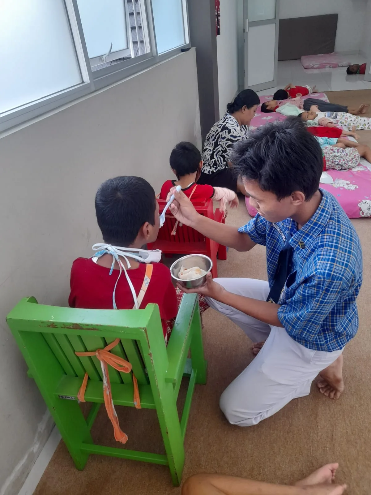 Kebersamaan siswa dengan anak Panti